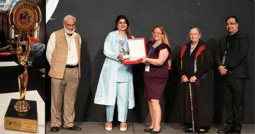 پاکستانی خاتون نے بنکاک میں ’بیسٹ ایشین پرنسپل ایوارڈ‘ جیت لیا۔