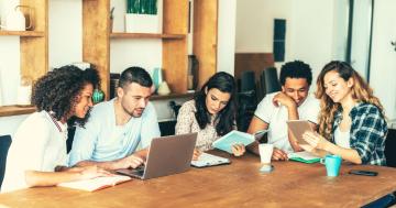 ایک طالبِ علم کا تعاون سے کام کرنے کے فوائد