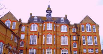 برطانیہ میں سکولوں کی کئی عمارتیں منہدم ہونے کے خدشے کے پیش نظر بند۔