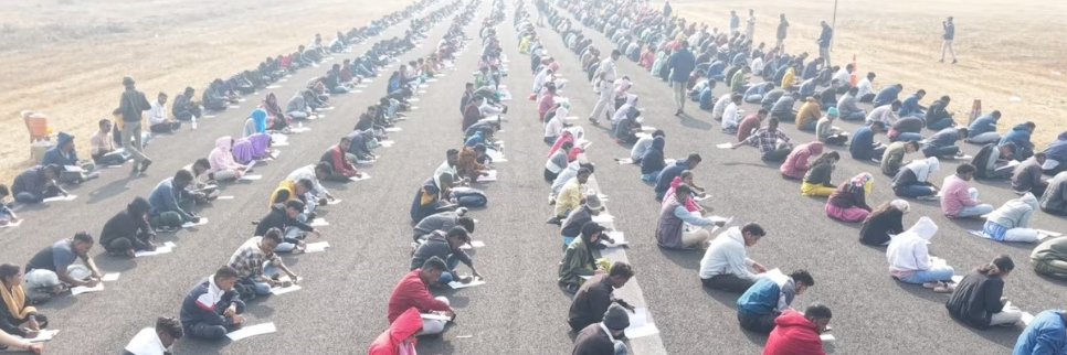 بھارت میں ایئرپورٹ کا رن وے امتحانی ہال بن گیا